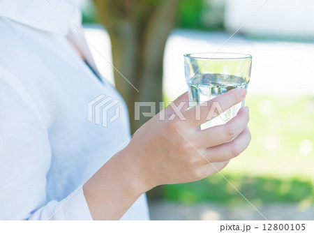 水を飲む女性 水を飲む女性 12800105