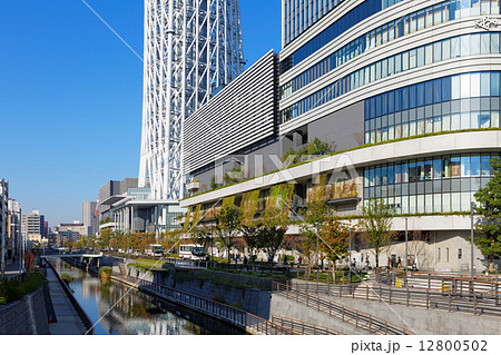 青空が広がる東京スカイツリータウンと東京ソラマチ 青空が広がる東京スカイツリータウンと東京ソラマチ 12800502