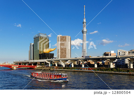 青空が広がる隅田川の遊覧船 竜馬と東京スカイツリーの写真素材
