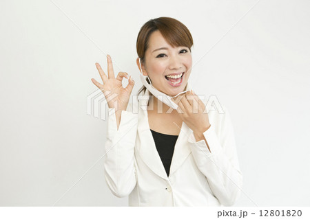 マスクを外す女性 12801820