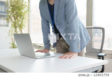 立ち上がるビジネスマン 12805759