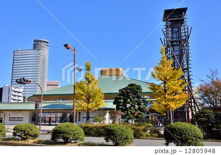 両国国技館と入口の櫓(東京都墨田区) 両国国技館と入口の櫓(東京都墨田区) 12805948