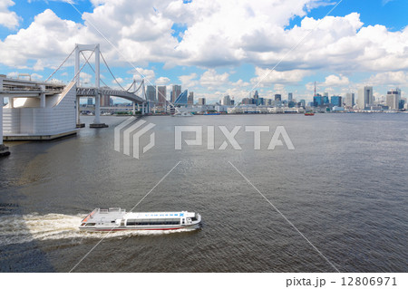 青空が広がる東京湾を行き来する水上バスとレインボーブリッジ 12806971