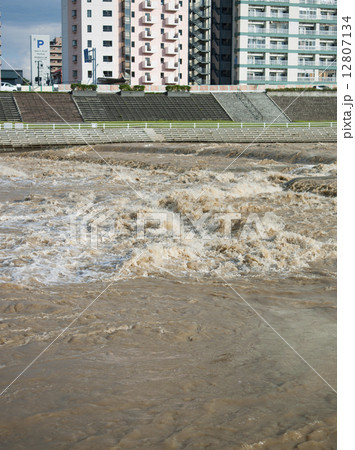 増水する川 12807134