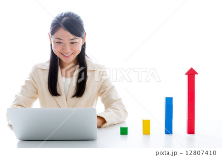 積み木とスーツを着た女性 12807410