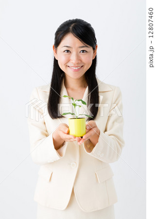 観葉植物と女性 12807460