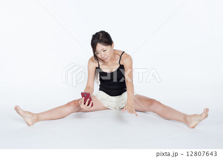 ストレッチをする女性 12807643