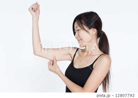 脂肪を気にする女性 12807792