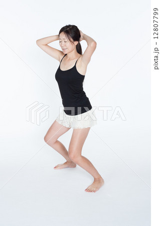 筋トレをする女性 12807799