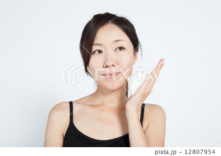 洗顔をする女性 12807954