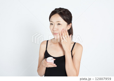 クリームをつける女性 12807959
