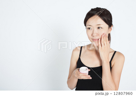 クリームをつける女性 12807960
