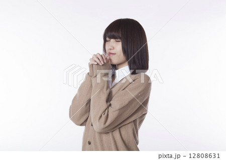 願い事をする女子高生 12808631