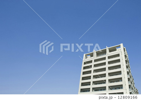 青空背景のマンション 青空背景のマンション 12809166