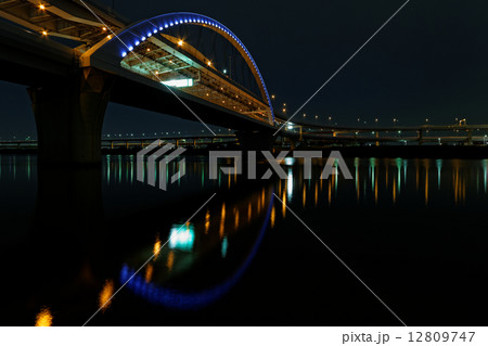 江北ジャンクションの夜景とライトアップの五色桜大橋 12809747