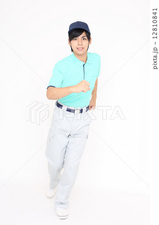 走る制服を着た男性 12810841