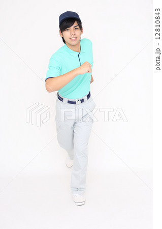 走る制服を着た男性 12810843