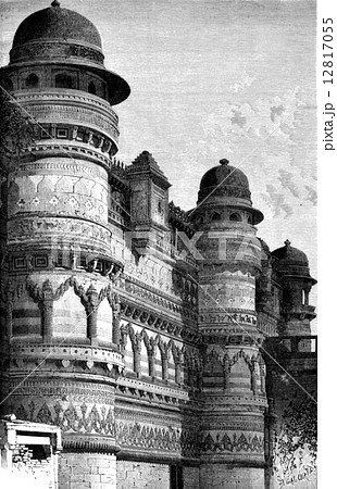 Side facade of the palace Pal, Gwalior, vintage engraving. 12817055