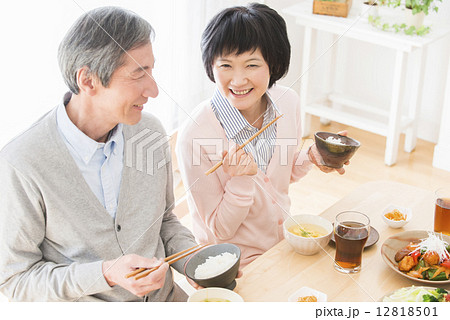ご飯を食べるシニア夫婦 12818501