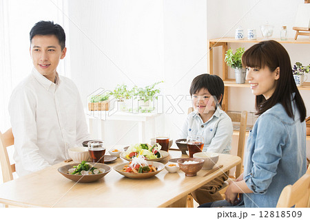 食卓の家族の写真素材