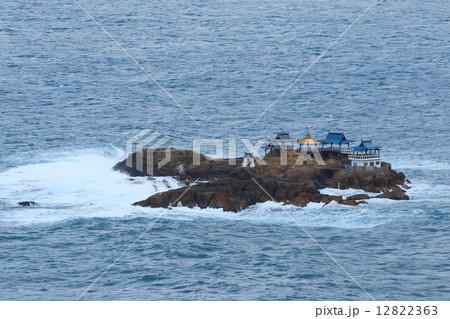 日本海に浮かぶ竜宮城 日本海に浮かぶ竜宮城 12822363