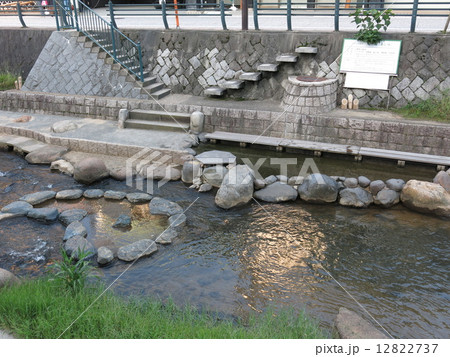 玉造温泉の足湯 川辺の足湯 と勾玉島 しあわせ青めのう の写真素材