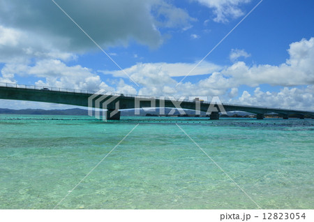 古宇利ビーチから眺めた古宇利大橋(古宇利島/沖縄県) 古宇利ビーチから眺めた古宇利大橋(古宇利島/沖縄県) 12823054
