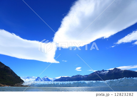 ペリトモレノ氷河と空 12823282