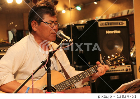 ギター弾き語り 12824751