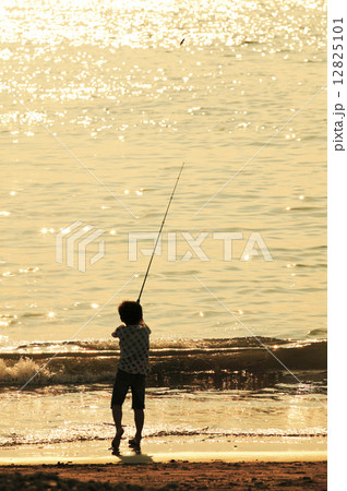 夕暮れの海辺　 12825101