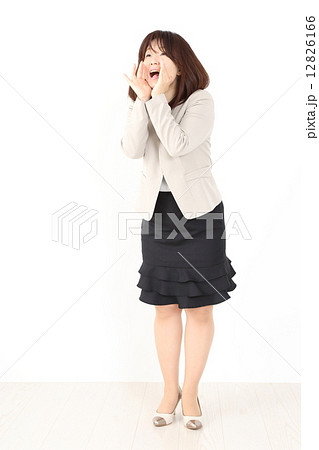呼びかける女性 12826166