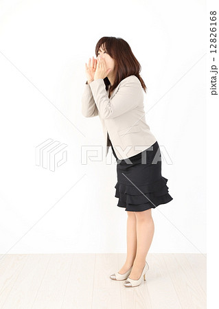 呼びかける女性 12826168