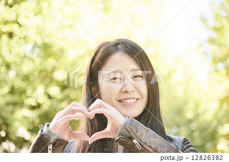 ハートを作る笑顔の女性 ハートを作る笑顔の女性 12826382