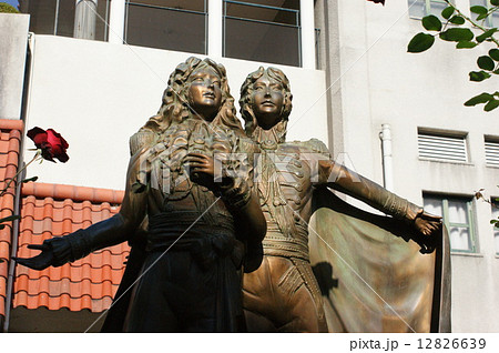 ベルサイユのばらの銅像 12826639
