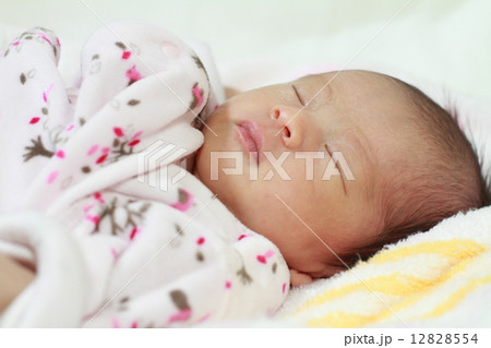 生後1ヶ月の赤ちゃんの寝顔 生後1ヶ月の赤ちゃんの寝顔 12828554