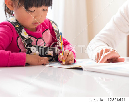 女の子　ママと勉強 12828641