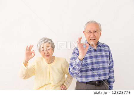 オッケーサインを出すシニアカップル オッケーサインを出すシニアカップル 12828773