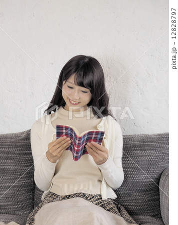 ソファーで本を読む女性 ソファーで本を読む女性 12828797