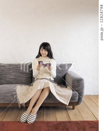 ソファーで本を読む女性 ソファーで本を読む女性 12828798