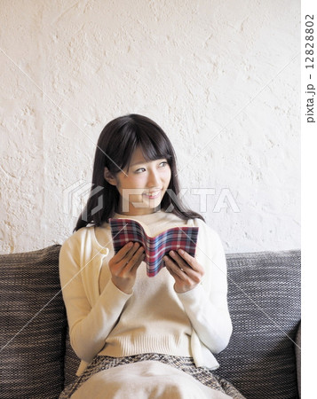 ソファーで本を読む女性 ソファーで本を読む女性 12828802