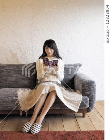 ソファーで本を読む女性 ソファーで本を読む女性 12828804