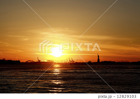自由の女神と夕日 12829103