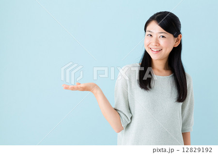 若い女性 ブルーバックイメージ 若い女性 ブルーバックイメージ 12829192