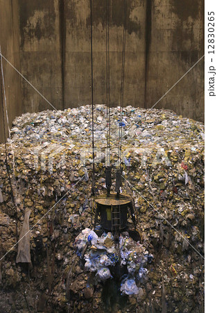 ゴミ焼却施設のごみピット及びごみクレーン（岡山市東部クリーンセンター） 12830265