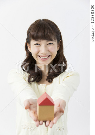 家を差し出す 12830300