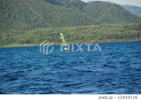 ウィンドサーフィン（本栖湖／山梨県南都留郡富士河口湖町･南巨摩郡身延町） 12830526