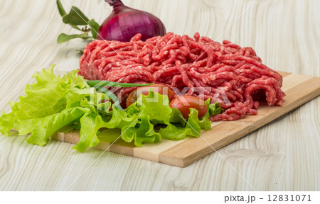 Raw minced beef 12831071