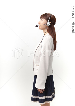 女性のテレフォンオペレータ 12833229