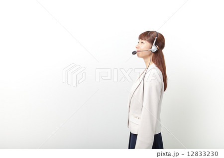 女性のテレフォンオペレータ 12833230
