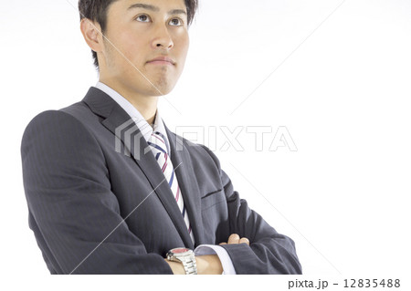 ビジネスマン　ポートレート　腕を組む 12835488